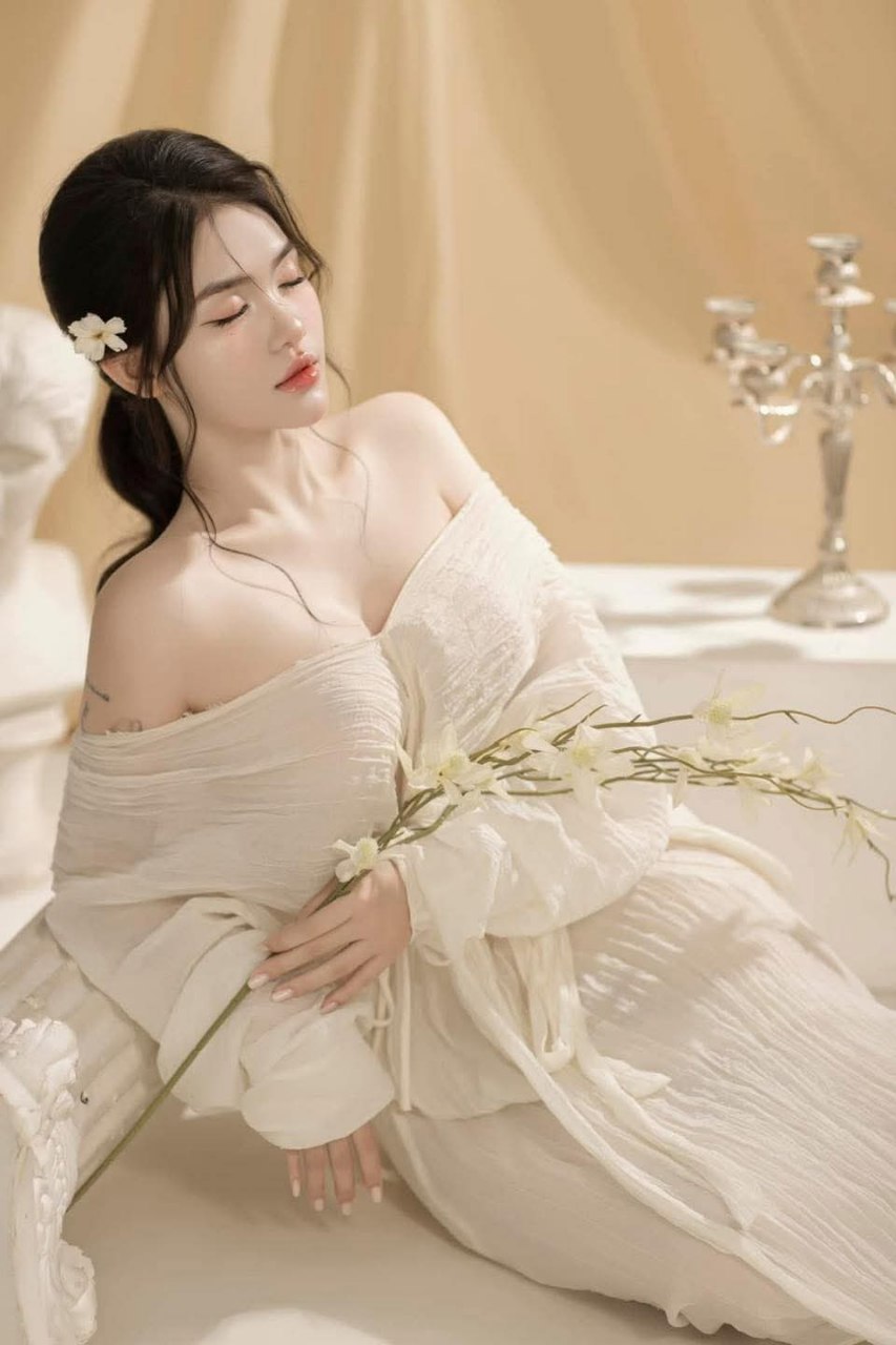 Húp hàu em gái ngành vú to chuyên đi địt thuê giá rẻ